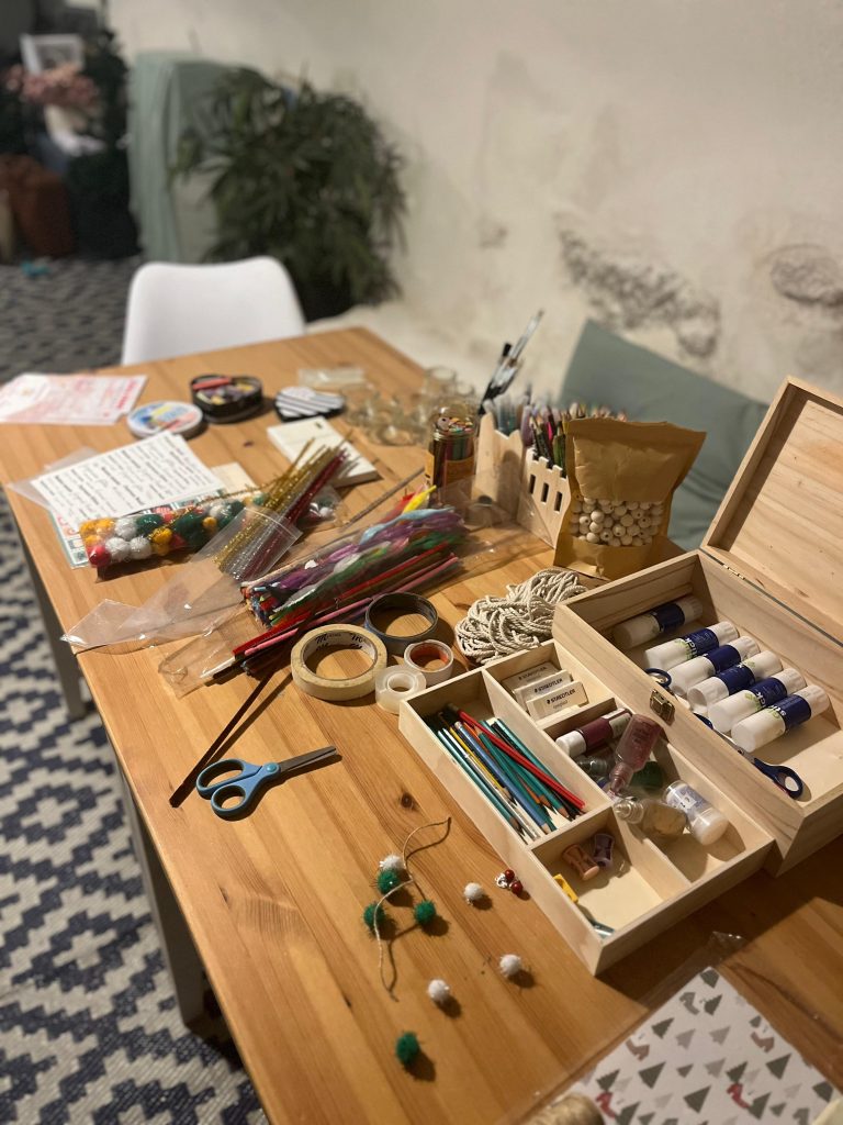 cours arts plastiques chez Pastel, une découvertes des couleurs et des matières